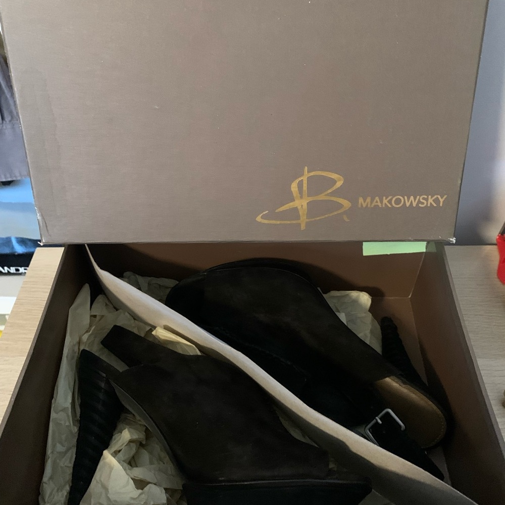 B Makowsky Black Wedge Sandals